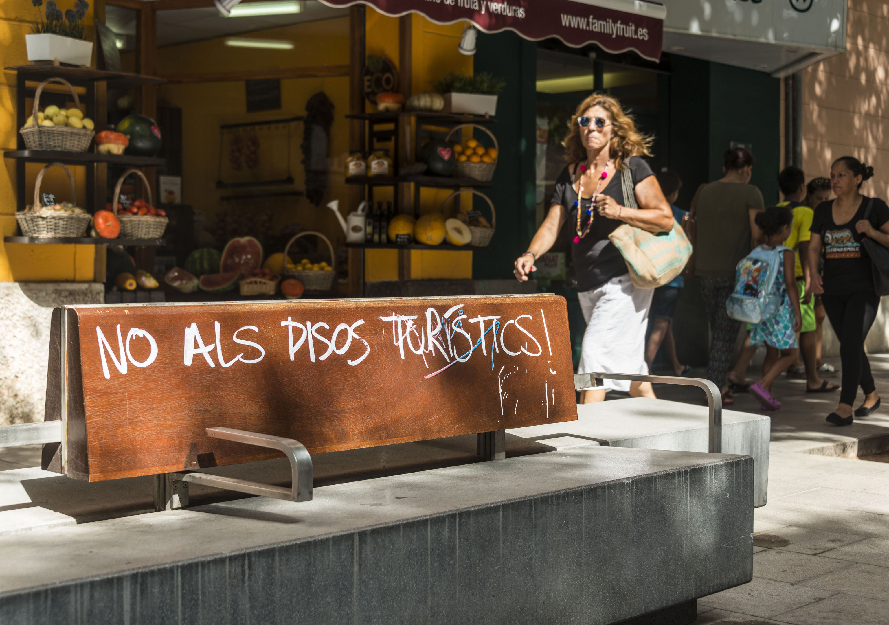Un frente de ciudad de Palma pasa tiene una pintada que protestó contra los pisos tur