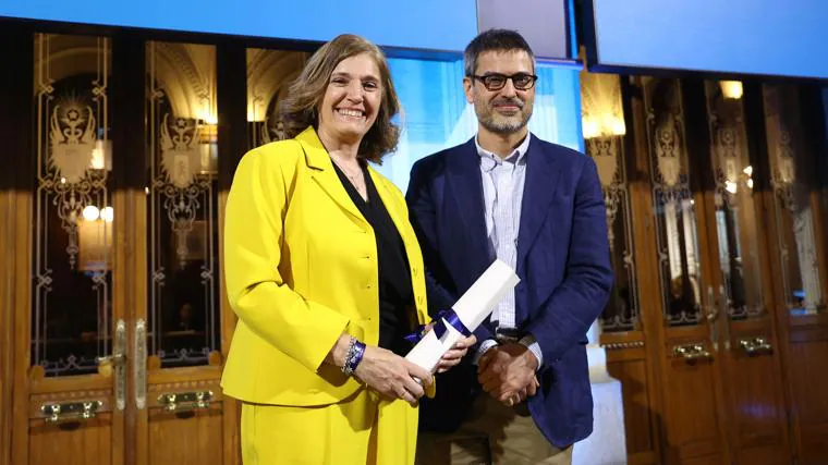 Yolanda Gómez con Israel Arroyo, secretario de Estado de Economía