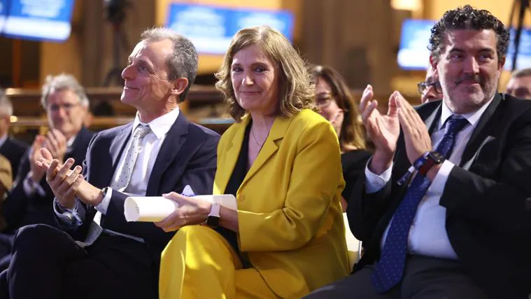 Yolanda Gómez, entre el expresidente de Ciencia y actual presidente de Hispasat, Pedro Duque, y el director de ABC, Julián Quirós
